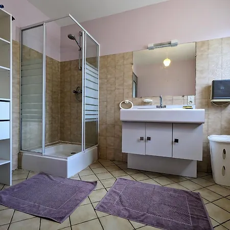 Spacieux Avec Jardin Privatif, Proche Du Puy-en-velay Et D'un Golf, Wifi Inclus - Fr-1-582-286 Apartment
