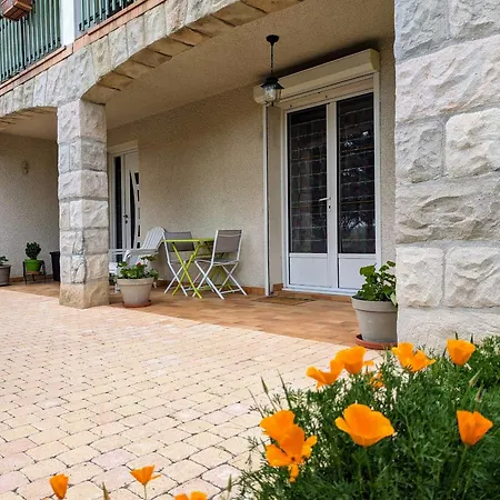 Spacieux Avec Jardin Privatif, Proche Du Puy-en-velay Et D'un Golf, Wifi Inclus - Fr-1-582-286 Apartment *